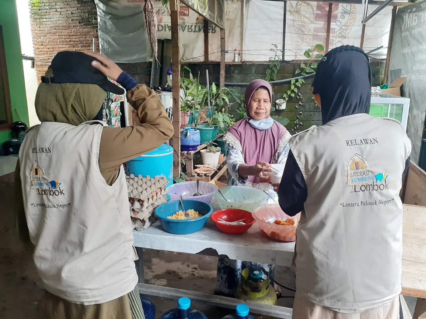 Literasi Lumbung Lombok volunteers preparing meals